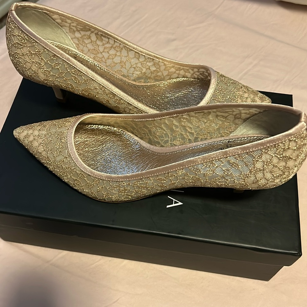 Adrianna Papell kitten heels NWT size 7